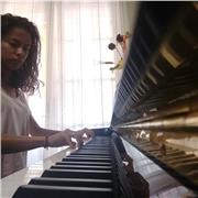 Doy clases particulares de lenguaje musical y piano desde los más pequeños a adultos. Titualada en Grado Professional de piano